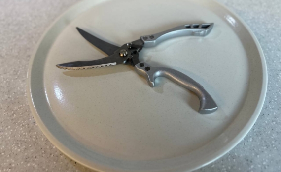 Беспорядок в ящиках: 3 идеи из пустых бутылок – наводим красоту на кухне, мастерской, в косметичке Беспорядок в ящиках: 3 идеи из пустых бутылок – наводим красоту на кухне, мастерской, в косметичке