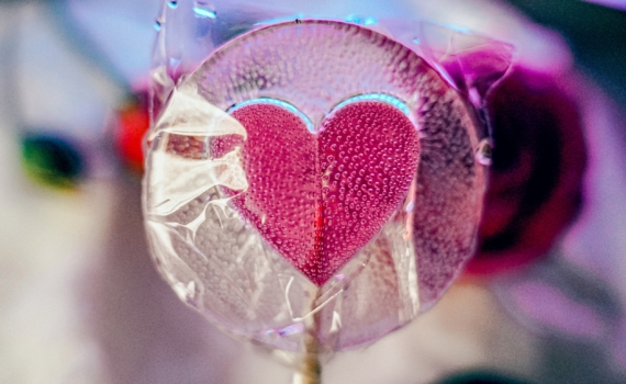 Не сидите дома: двум знакам Вселенная советует оглянуться вокруг — они встретят свою любовь