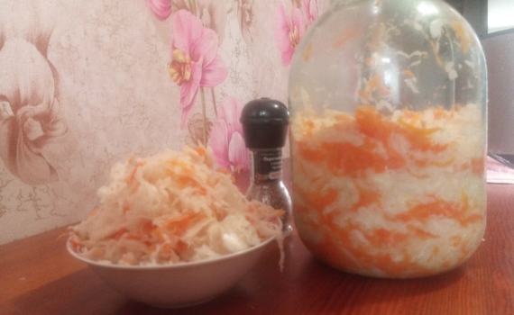 Хрустящая и ароматная: как избежать ошибок при квашении капусты — без горечи и слизи